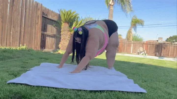 SSBBW Plays In The Grass