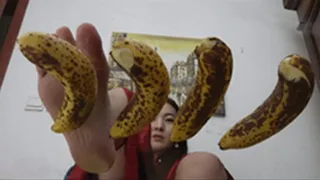 Big beauty Sihan stepped on the bananas