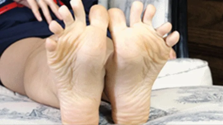 Jiajia;s feet are white and soft