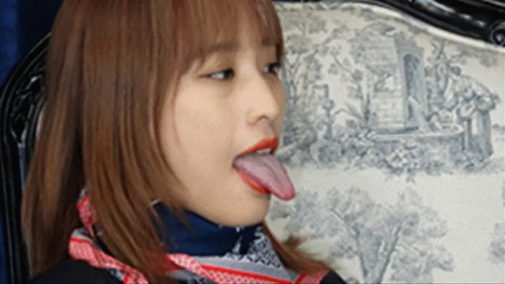 Jiajia shows her sexy big tongue