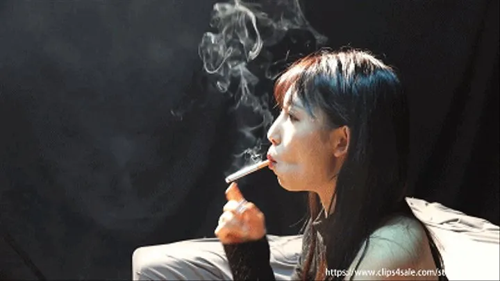 Heavy smoking girl shengxin‘s interview part1