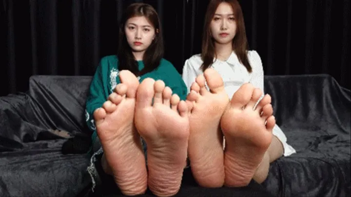 Asian Vietnamese models HUIHUI and MILu barefoot dangling