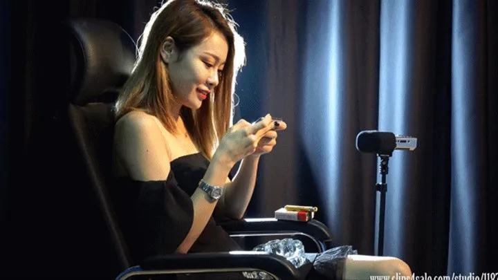 Super seductive heavy smoking girl Yuanyuan playing games and smoking SD