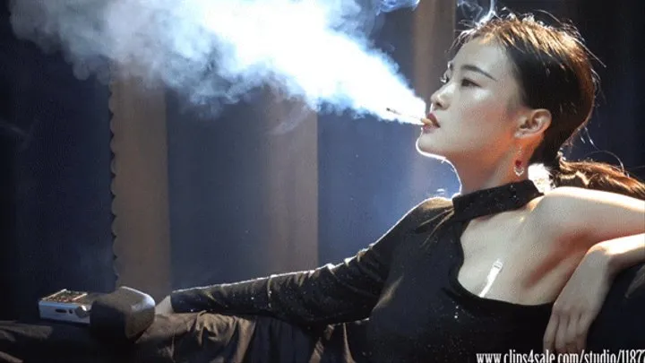 Xuechen's hand free smoking