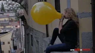 Public Blow to Pop of a yellow beautie - Full