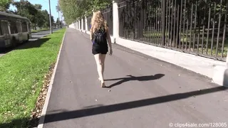 Bigfoot Yaroslava walks barefoot on street