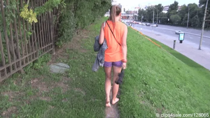 Orange T-shirt and orange pedicure (Full)