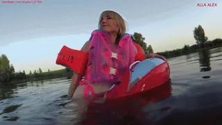 Alla hotly rides on an inflatable ring on the lake and enjoys it!!!