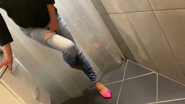 Desperate Pee in my Jeans next he Pee on Me and on end give him BlowJob with Cum on me