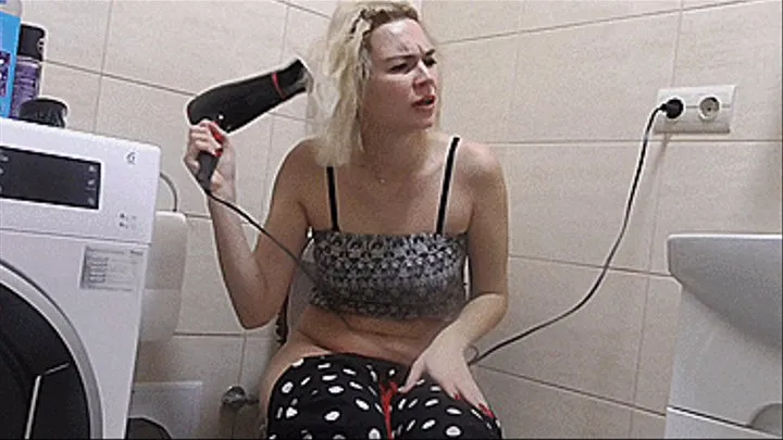 blonde dries her hair on the toilet!!!