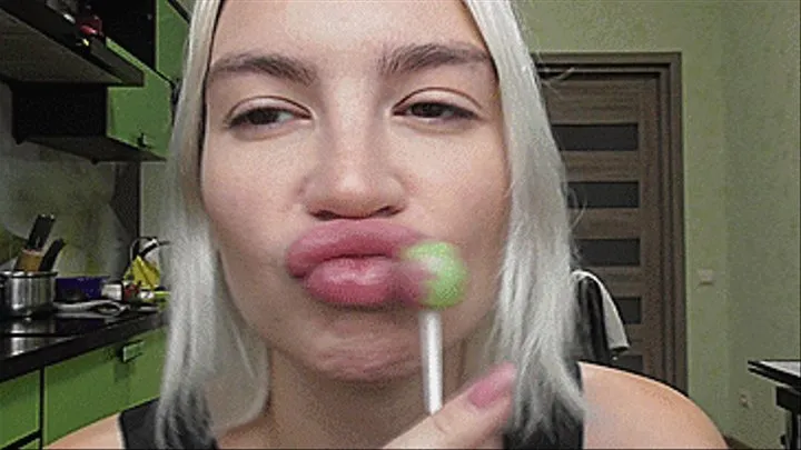 PLUMP LIPS GRABBED LOLIPOP!