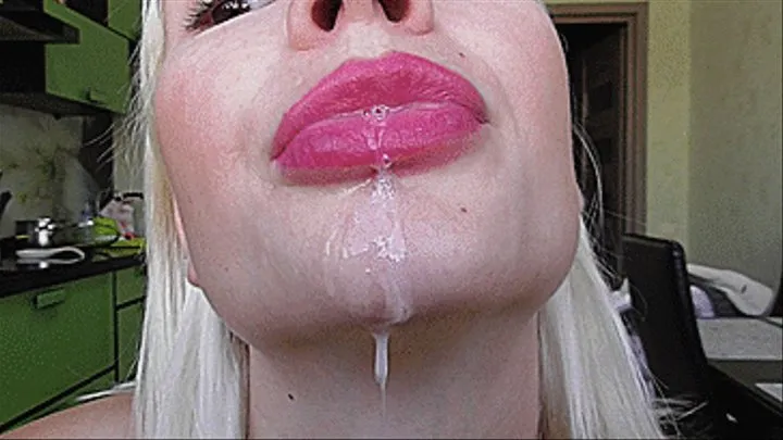 PULLING SEXY SMELLY SALIVA ON THE LIPS!