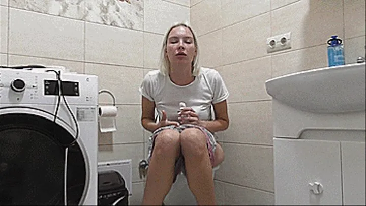 A BLONDE GOES TO THE TOILET FOR A WHOLE DAY!