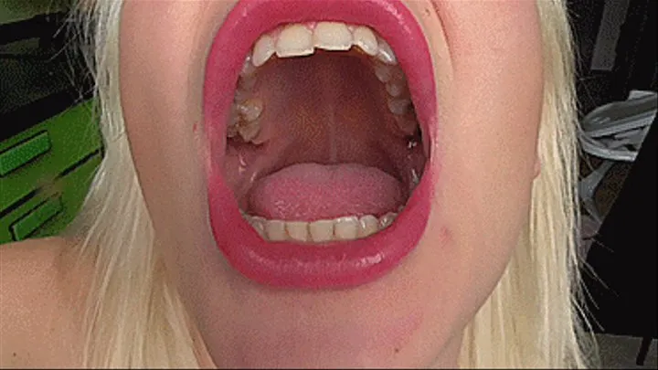 Big and deep mouth of a blonde!