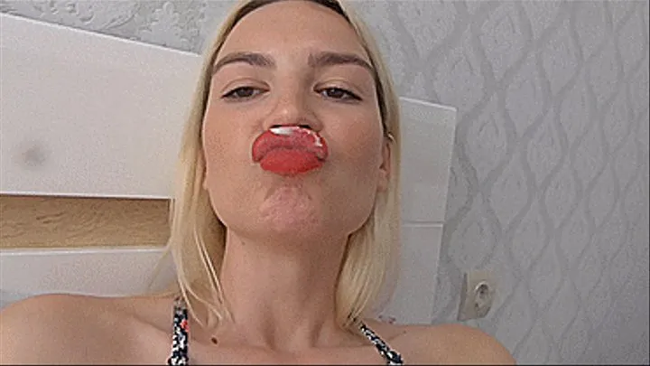 Cum on the lips stinks and the blonde sniffs!