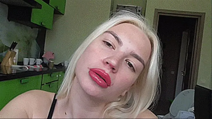 Smelly big lips of a sexy blonde!