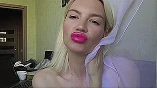 THE BLONDE PAINTS HER SMELLY PLUMP LIPS AND SNIFFS THEM!