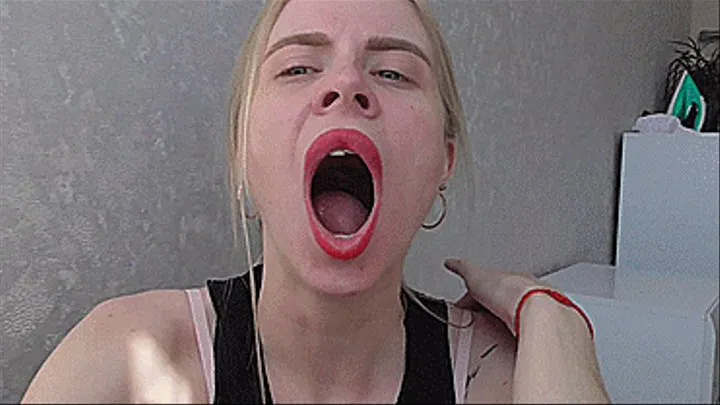 MOVING TONGUE BLONDE WHEN YAWNING!