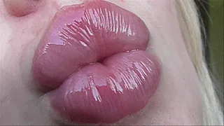 STICKY LIPS AFTER A TRANSPARENT SHINE IN THE HAIR!