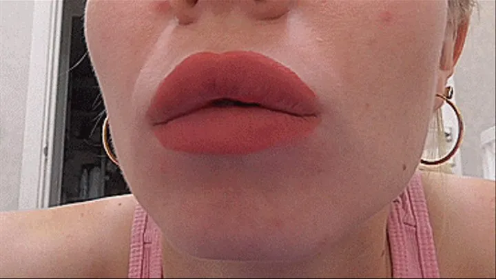 PLUMP CORAL LIPS KISS YOU!