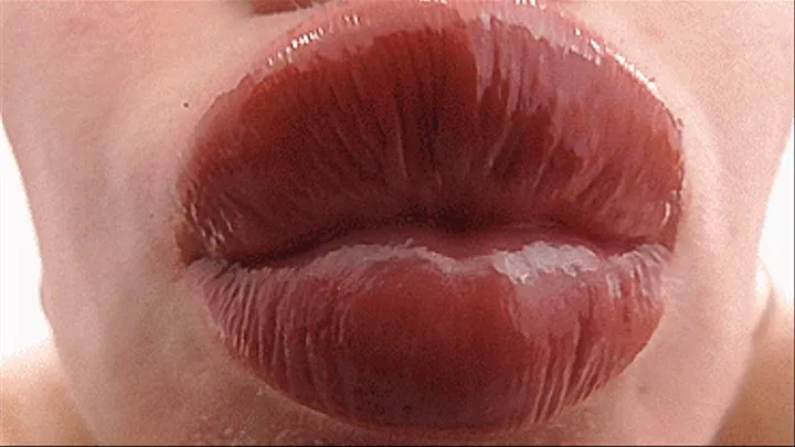 CHOCOLATE-COLORED LIPS KISS YOU!