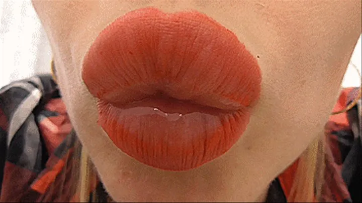 COMPRESSED PLUMP RED LIPS!