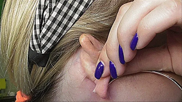 THE BLONDE PIERCES HER EARS WITH EARRINGS!