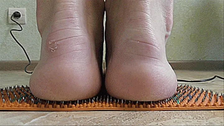 A RUG WITH SHARP NEEDLES PIERCES MY FEET AND BAREFOOT!