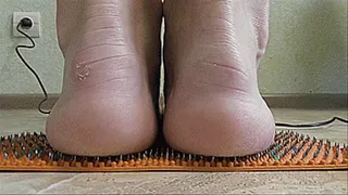 A RUG WITH SHARP NEEDLES PIERCES MY FEET AND BAREFOOT!