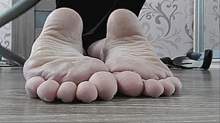 VACUUMING THE HANDS AND WRINKLED FEET OF AN ELEGANT BLONDE!