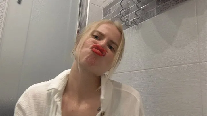 RED LIPS IN THE BATHROOM!