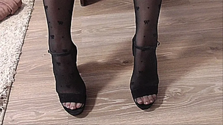 COVERED FEET WITH BLACK PAANTYHOSE!