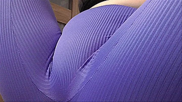 PURPLE LEGGINGS SQUEEZED PUSSY!