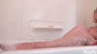 Fonda's feet get a bubble bath