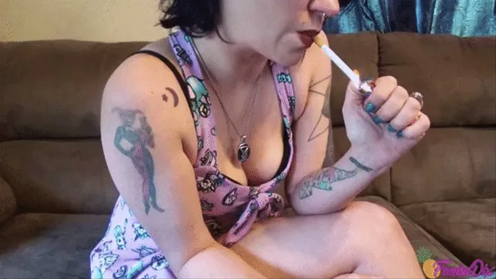 Cleavage spy 'n smoke