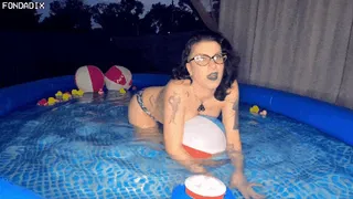 Beach ball humpin' in the pool