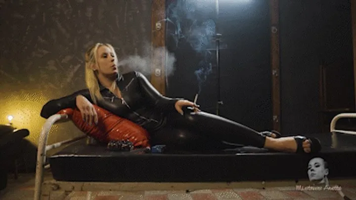 Smoker Anette in stiletto heel pumps