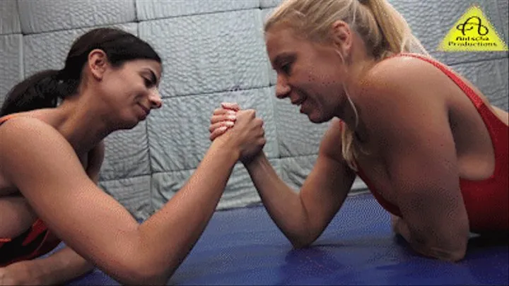 Armwrestling Nikki vs Tanya