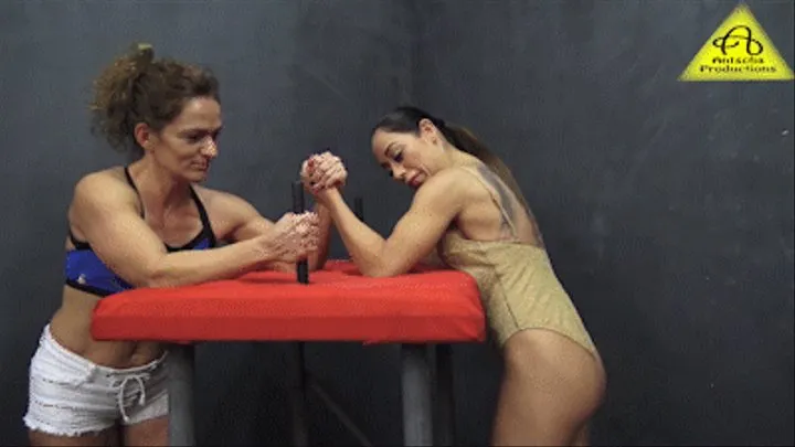 Armwrestling Kyra vs Nomi (standing)