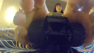 Giantess Crew -Victoria - look at my feet