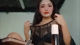 Ai plays her lipstick