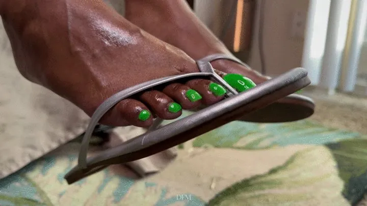 “Missprettytoes green apple toes Shoe dangle”