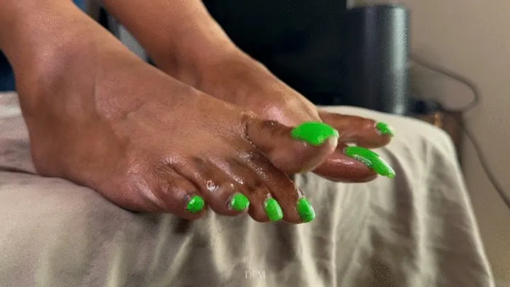 “Missprettytoes green apple toes Close up wiggles”