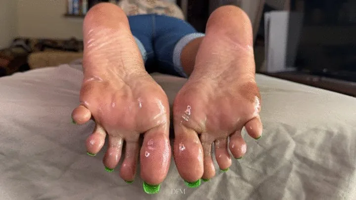 “Missprettytoes green apple toes Oily wiggles”