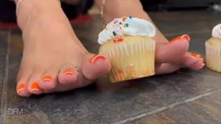 "Smashing cup cake with eyecandytoes"