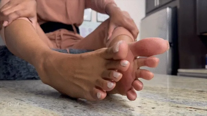 “Missprettytoes n Bar To oily feet tease ”