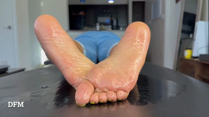 "MissprettyToes Wrinkled soles n Yellow Toes"