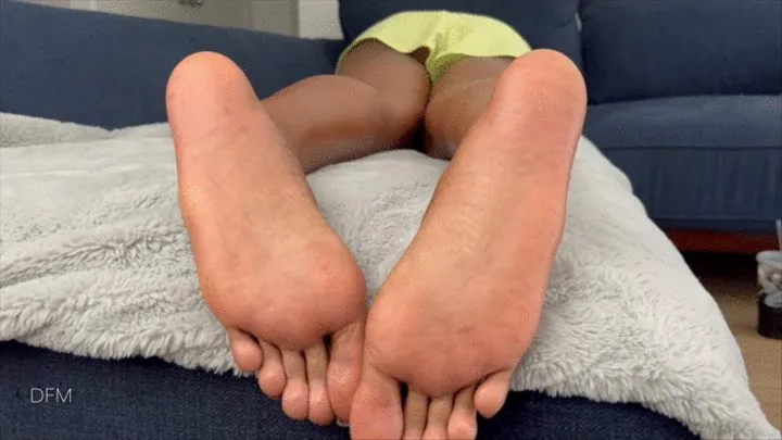 "Massaging 100ktoes sexy wrinkles soles"