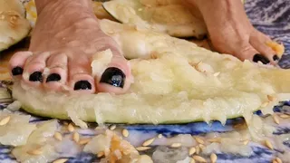 fetish food foot crush amazona bbw feet round thick feet crush melon and smash it with her strong feet