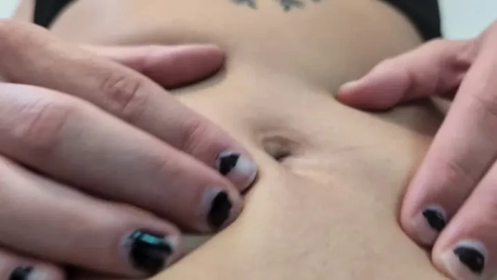 FINGERING AND SPREADING THE BELLY BUTTON | Miinxiiee